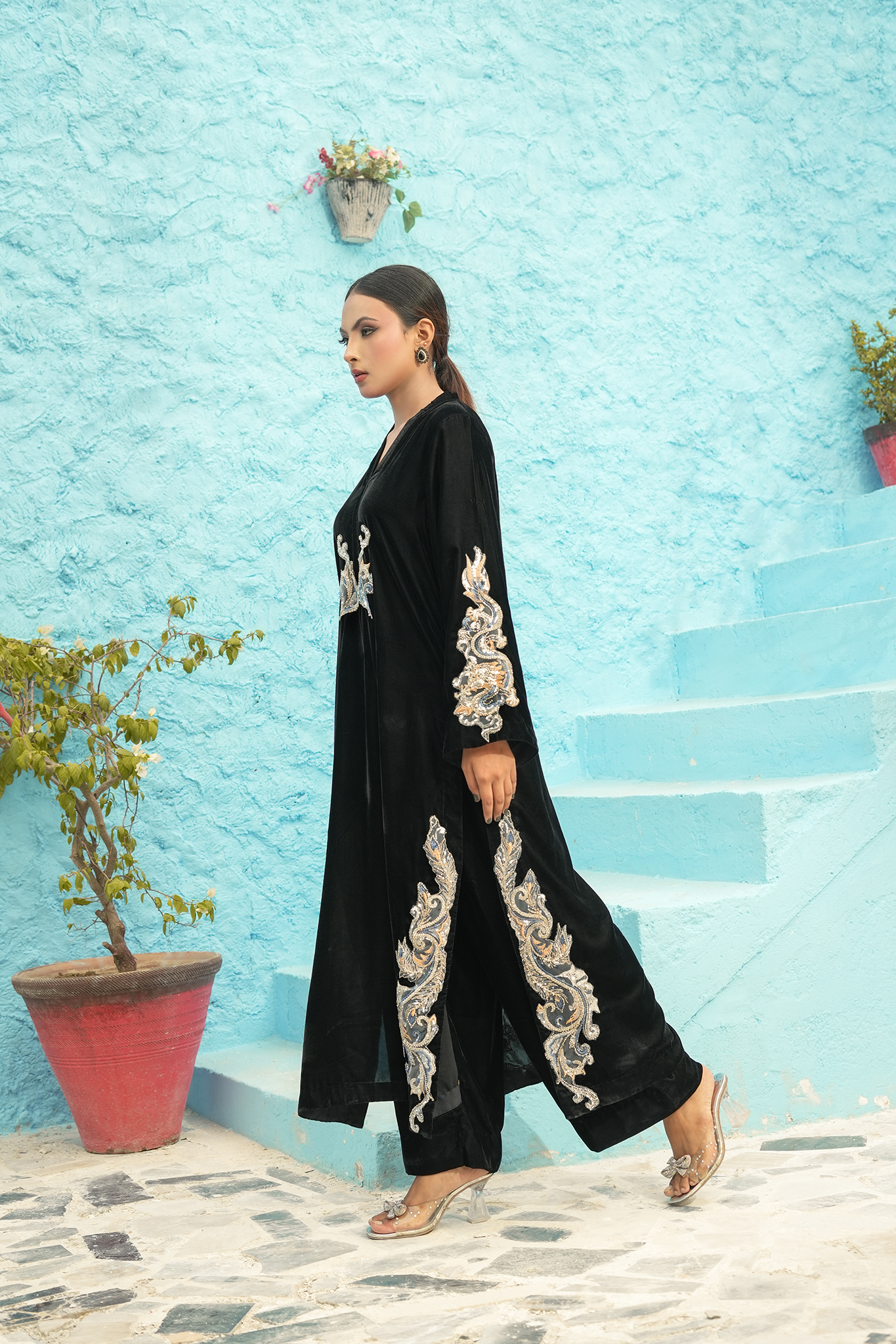 Layla e Zar | Black Embriodered Velvet